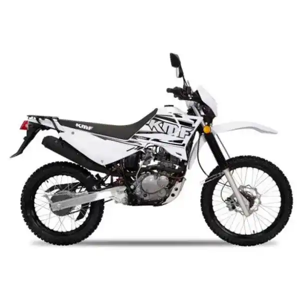 Potente KMF ZX-200 enfrentando terrenos desafiantes en Honduras. Ven a MOTOMUNDO y prepárate para una experiencia de manejo que te dejará sin aliento y que te hará el amo de cualquier terreno.