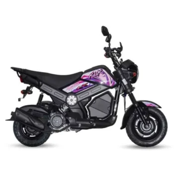 La moto automática Genesis Klik-150 destacándose en el tráfico urbano de Honduras. Ven a MOTOMUNDO y prepárate para descubrir esta scooter.