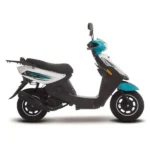 "Italika D125 con Diseño moderno y eficiencia en una sola moto automática en Honduras." Adquirirla es sumamente fácil, ya que está disponible con cómodas opciones de financiamiento a través de Banco Azteca y Tiendas Elektra, facilitando el pasaporte a la ciudad sin límites.