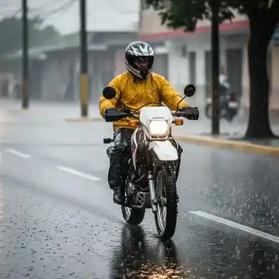 Conducción segura moto lluvia neblina noche Honduras "Esta foto de la conducción segura moto lluvia neblina noche Honduras es perfecta. Refleja exactamente lo que significa rodar en un aguacero en las calles hondureñas. ¡Los consejos para estas condiciones son cruciales!"