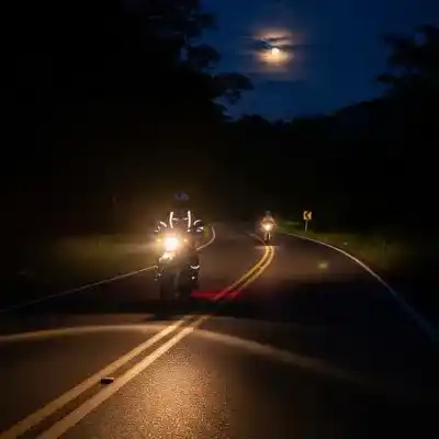 Conducción segura moto lluvia neblina noche Honduras "Este blog se ha convertido en mi referencia para rodar en Honduras. Gracias a los consejos de conducción segura moto lluvia neblina noche Honduras, pude manejar con confianza en la densa neblina del Lago de Yojoa el mes pasado. ¡La información sobre cómo ajustar la velocidad es vital!"