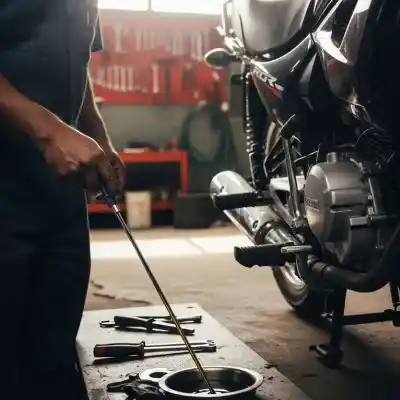 Mantenimiento Preventivo Primer plano de un mecánico revisando el nivel de aceite del motor de una motocicleta con la varilla.