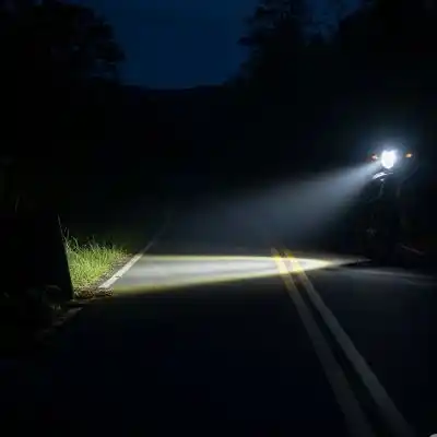 Luces potentes de motocicleta brillando en la carretera, vitales para ser visto.