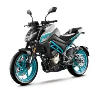 La CFMOTO 300 NK en un paisaje de Honduras. Una moto para cada aventura.