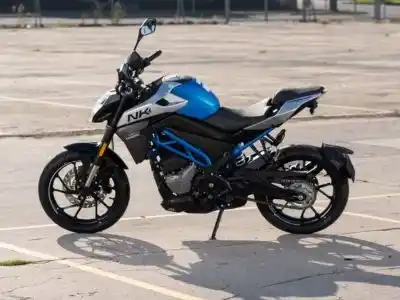 La CFMOTO 300 NK lista para la acción. La moto deportiva perfecta para los caminos de Honduras.