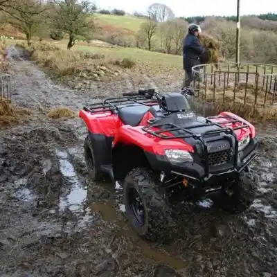 Honda TRX 420FE: Semiautomática y control en cualquier camino de Honduras. Disponible en DIDEMO.