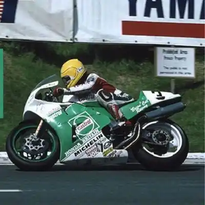Joey Dunlop Joey Dunlop en su moto de carreras, la Honda número 3, saltando por encima del asfalto en una de las carreteras del TT de la Isla de Man.