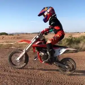 KTM 50 SX Min Un niño disfrutando de la moto KTM 50 SX Mini en la pista de Honduras.