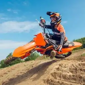 KTM 85 SX 2025 La KTM 85 SX en acción, dominando el circuito de motocross. Disponible en MOVESA.