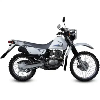 La moto todo terreno Suzuki DR200 conquistando una brecha en las montañas de Honduras. ¡La aventura te llama!