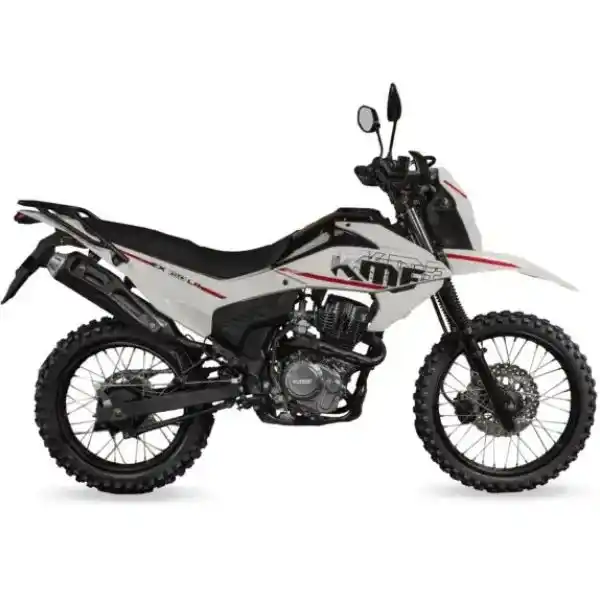 La moto terreno KMF ZX 150LR en un camino de tierra, lista para la aventura. ¡Conquista Honduras! Disponible en MOTOMUNDO.